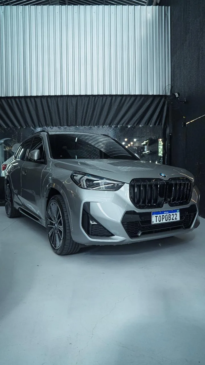 BMW X1 prata com PPF no estúdio da RS Prime